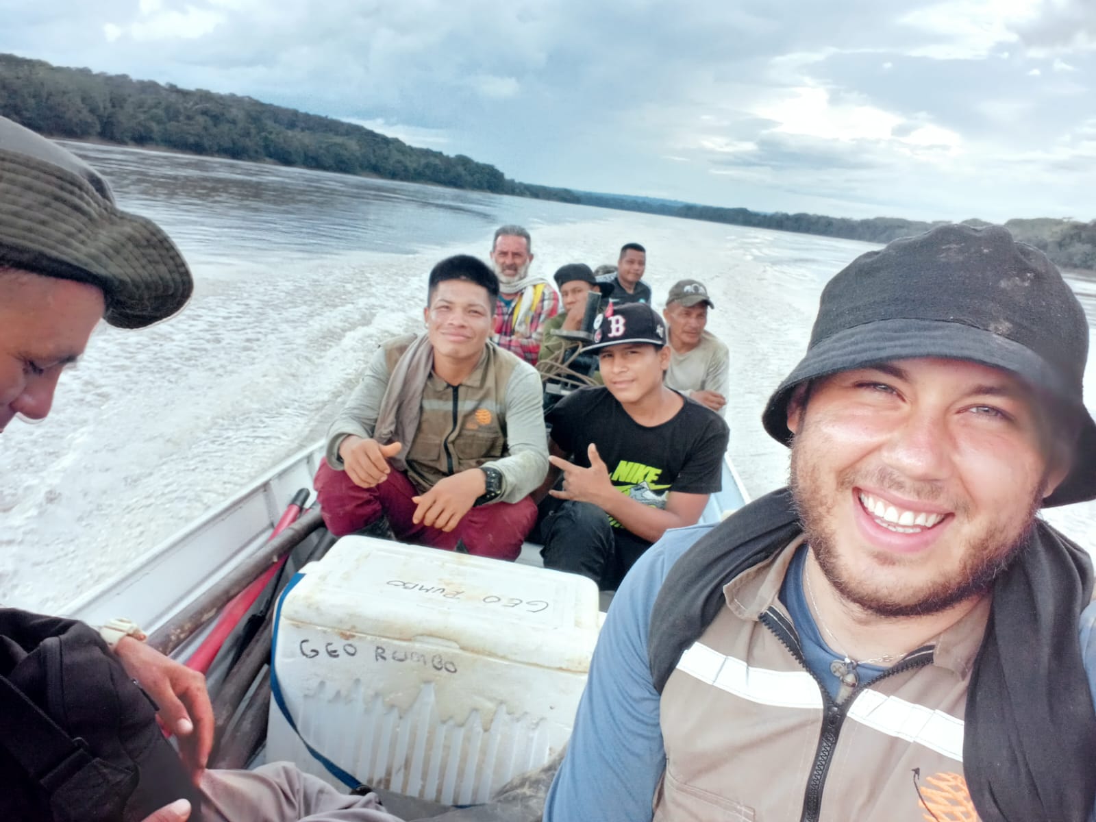 Equipo de Geo Rumbo navegando el río hacia el proyecto en Amazonas