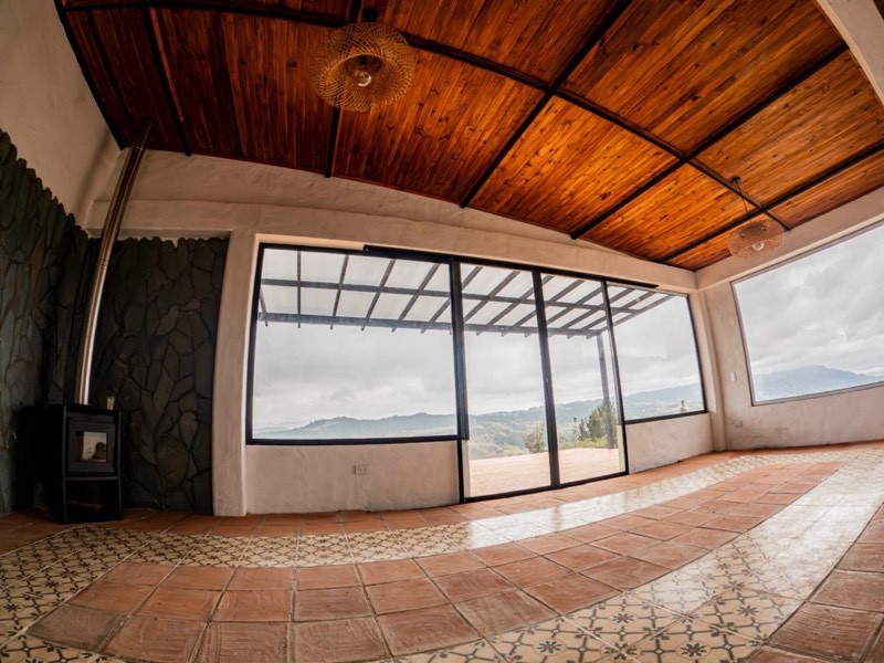 Sala de Casa Duran Vallejo, con vista a la cordillera