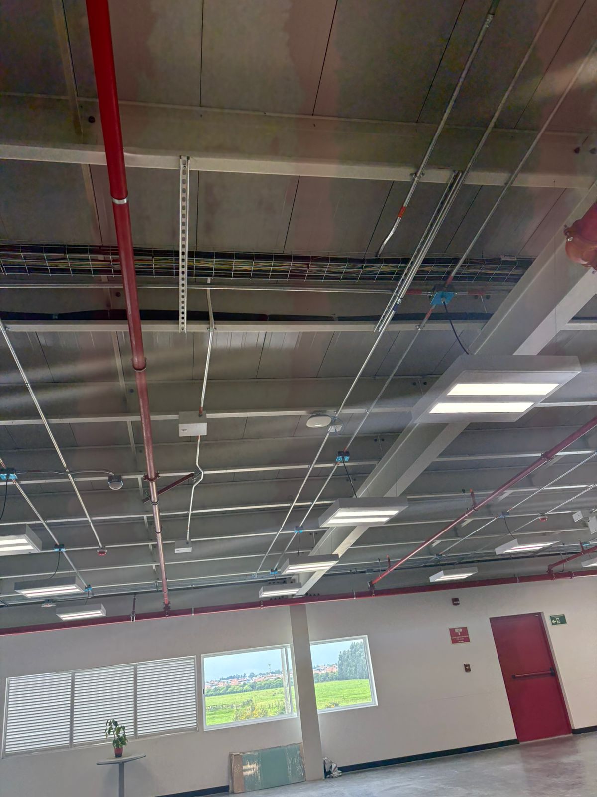Instalaciones MEP en cubierta de nave industrial