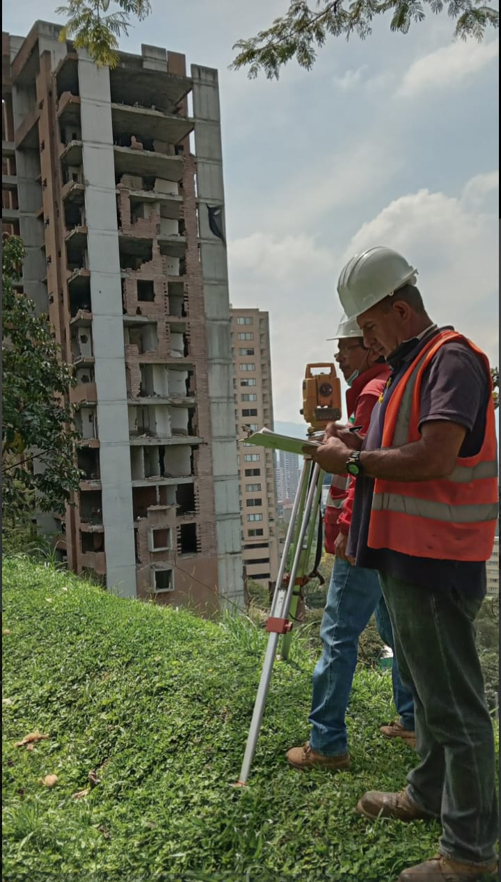 Levantamiento topográfico en edificio en demolición, zona urbana