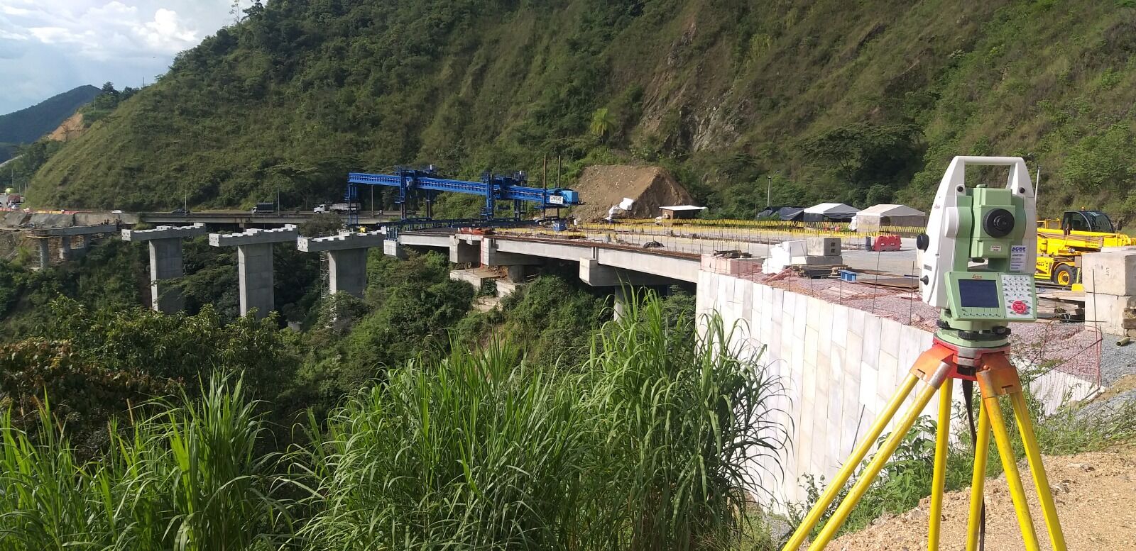 Control topográfico en construcción de viaducto, Colombia